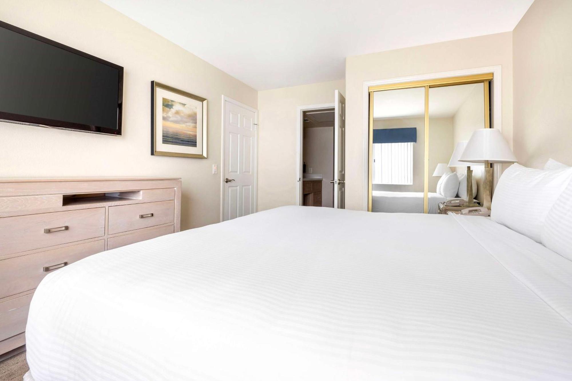 Hilton Vacation Club Riviera & Shores Resort 2*