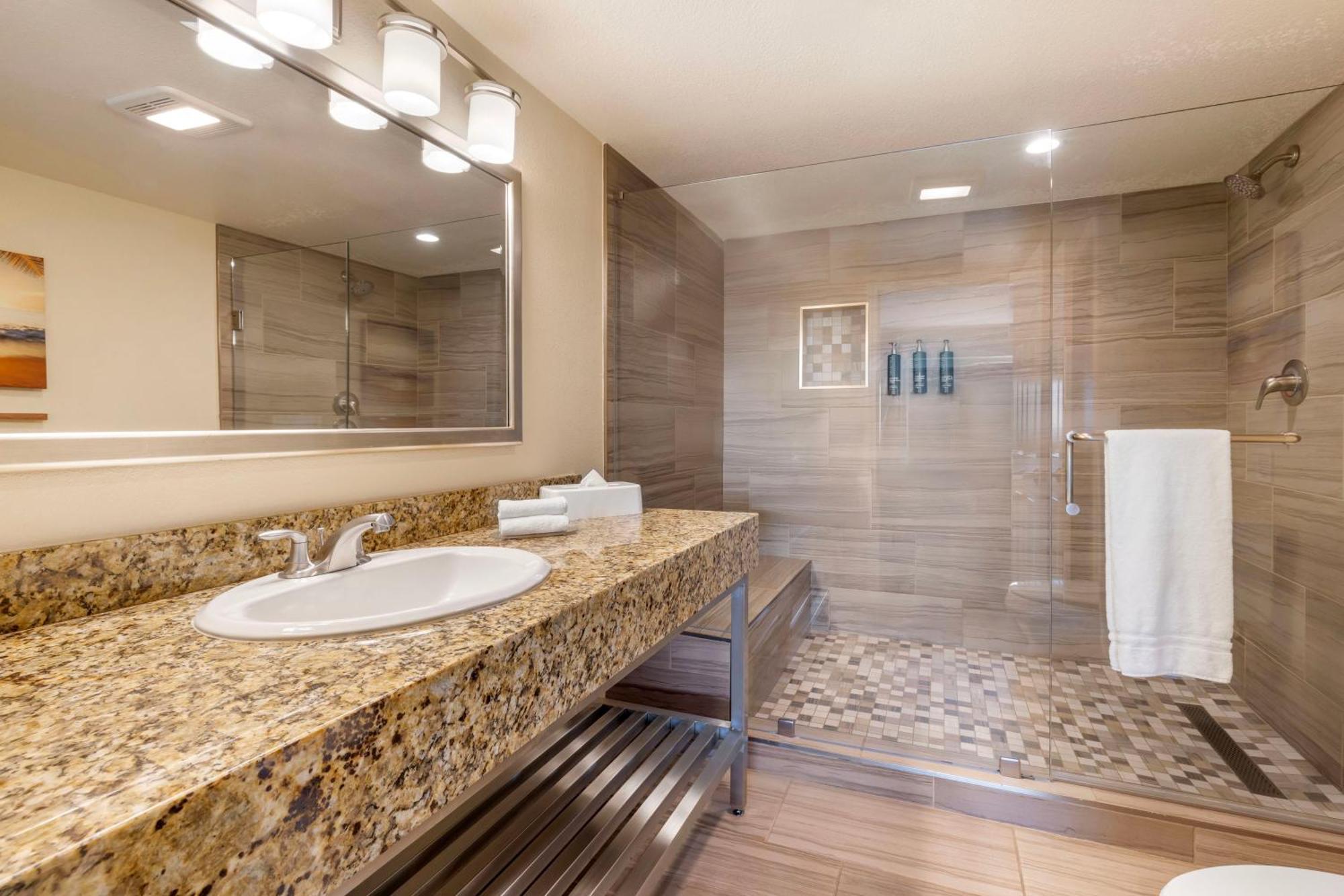 Hilton Vacation Club Riviera & Shores Resort 2*