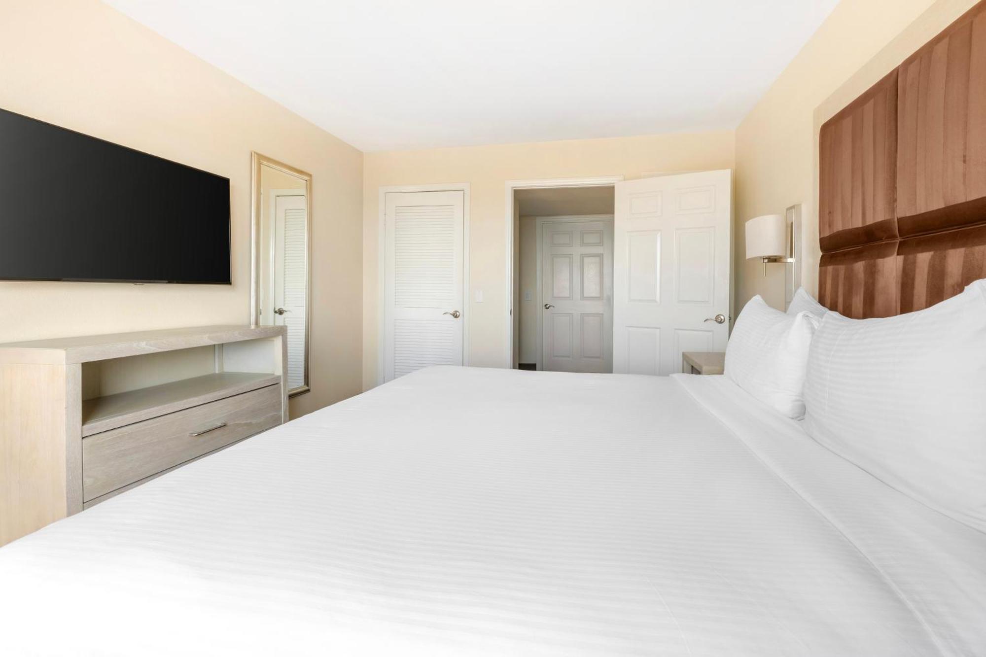 Hilton Vacation Club Riviera & Shores Resort 2*